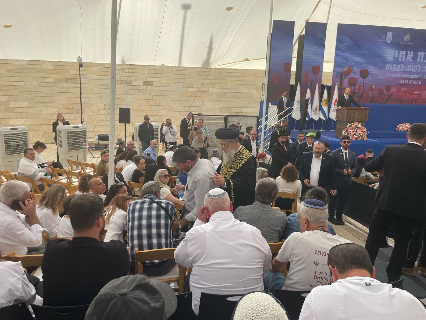 הרשל"צ מנחם ומחזק את האב השכול