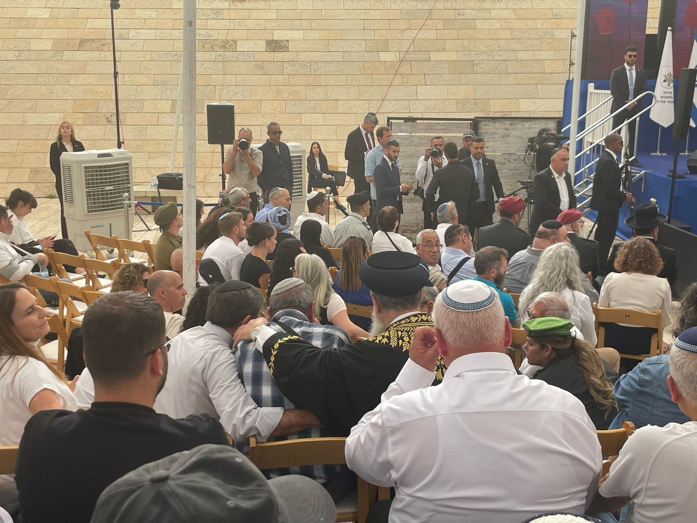 הרשל"צ מנחם ומחזק את האב השכול