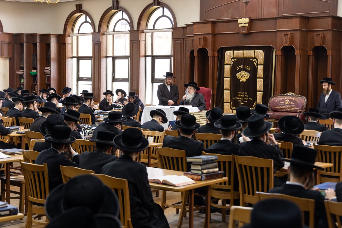 האדמו"ר מטאהש בסיור בישיבת בין הזמנים