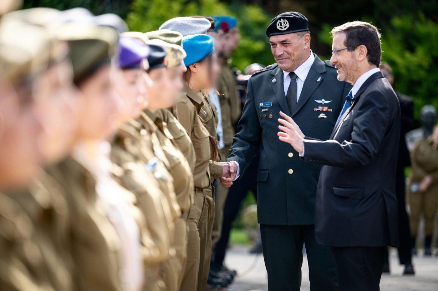 הרמטכ"ל זמיר עם הנשיא הרצוג וחיילים מצטיינים