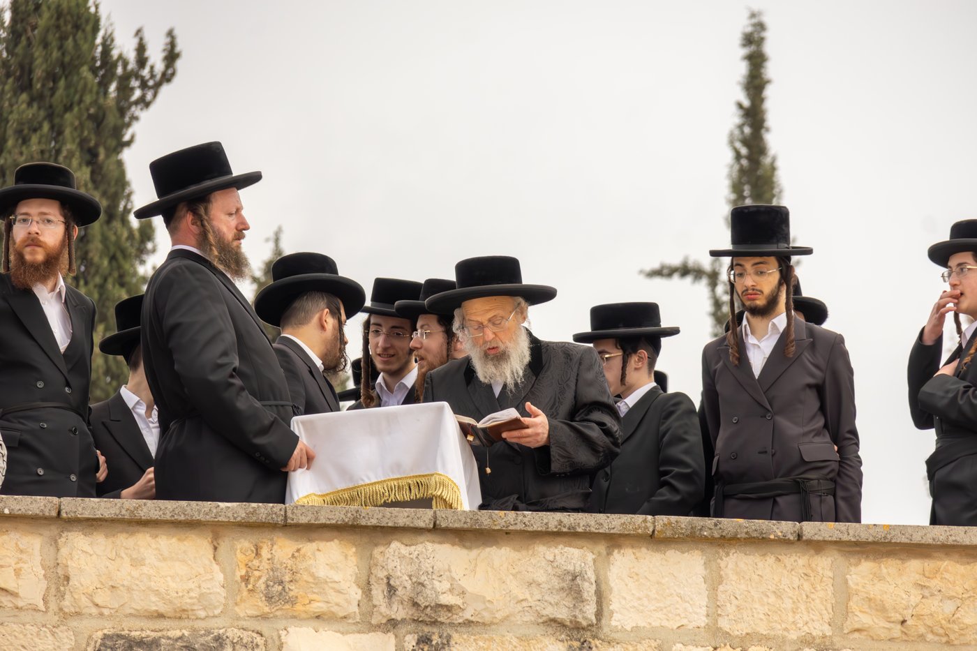 האדמו"ר מפינסק קרלין בעליה לציון אביו זצ"ל