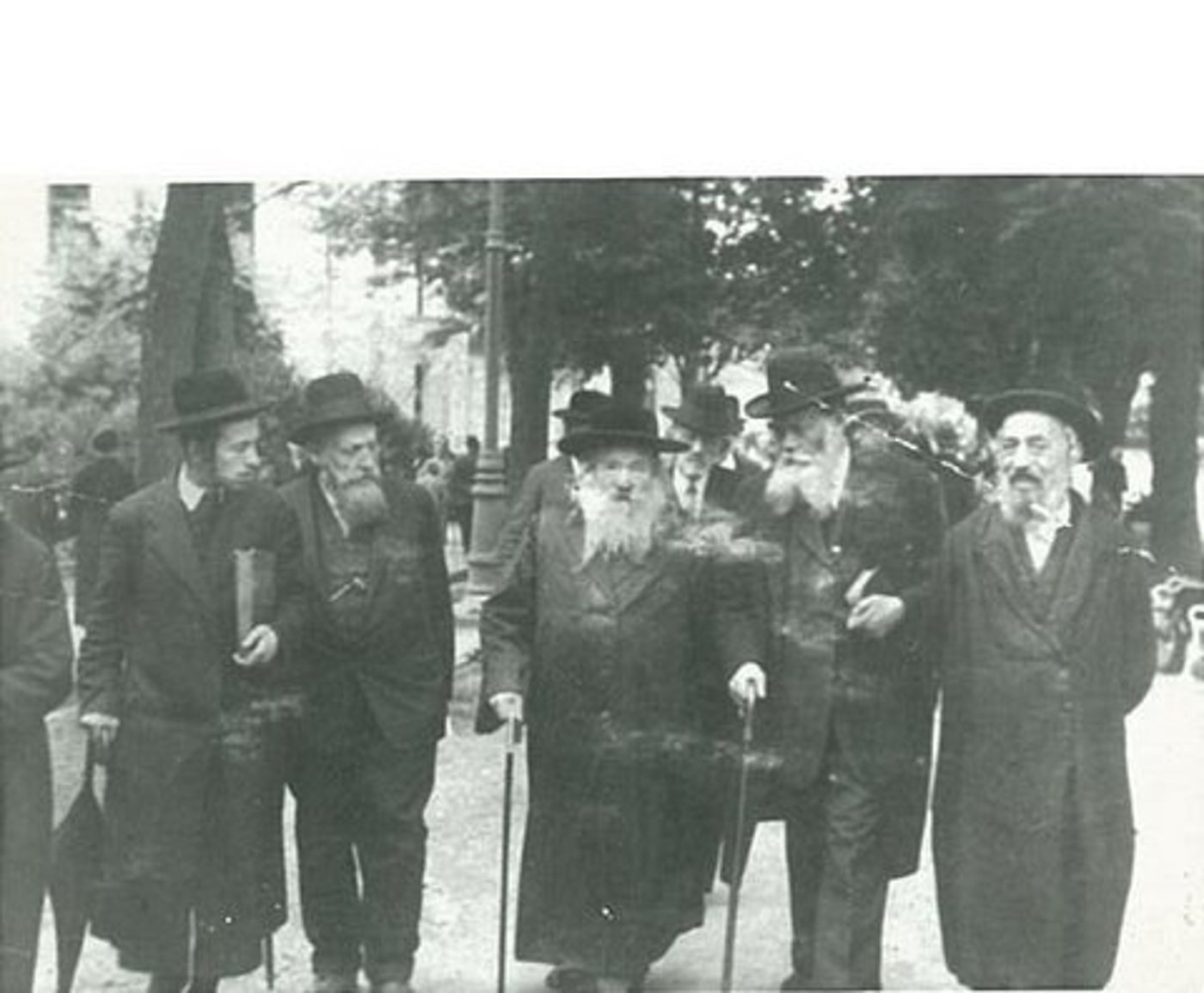 אביו של הרבי מנחם מנדל הדברי שלום מסטרופקוב זצ"ל עם הרב רפאל שטרן ראש הקהל באונגוור 