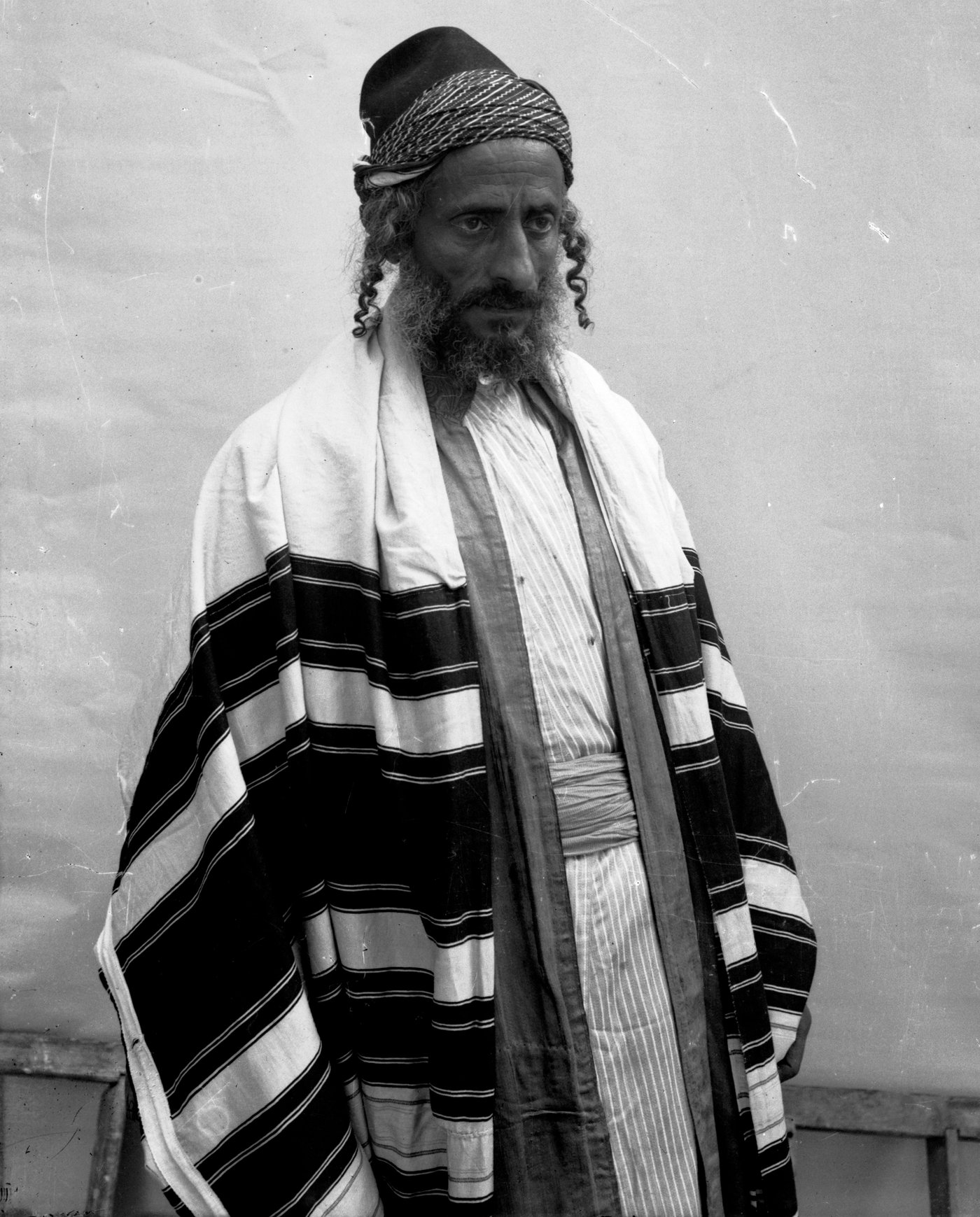 יהודי תימני בירושלים, סוף המאה ה-19. בפאותיו הארוכות המכונות "סימנים"