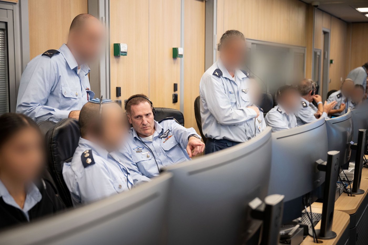 הרמטכ"ל רב-אלוף אייל זמיר, ומפקד חיל האוויר, אלוף תומר בר, בבור חיל האוויר בקריה במהלך תקיפות צה״ל בתימן