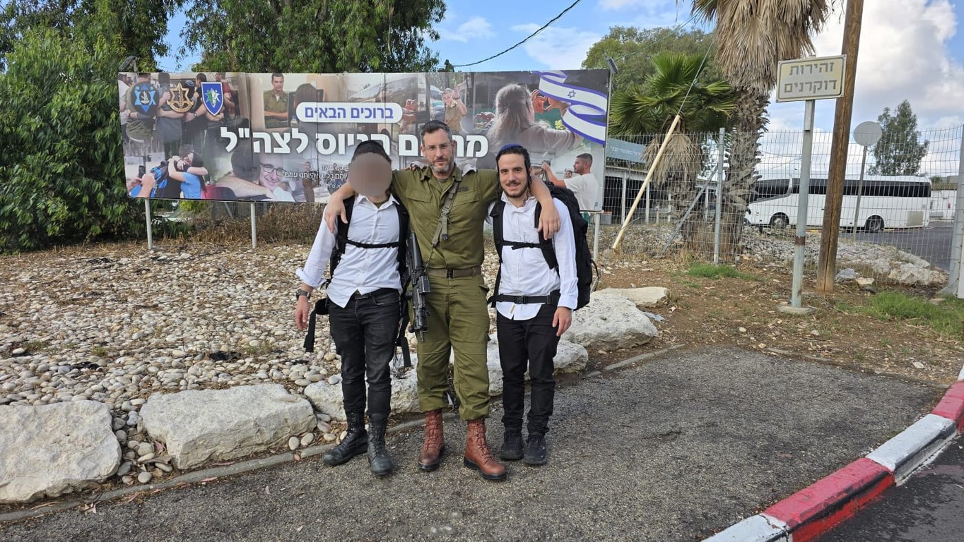 שמילי יקטר בכניסה לבסיס עם רס"ן מולי בוימל שליווה אותו בתהליך
