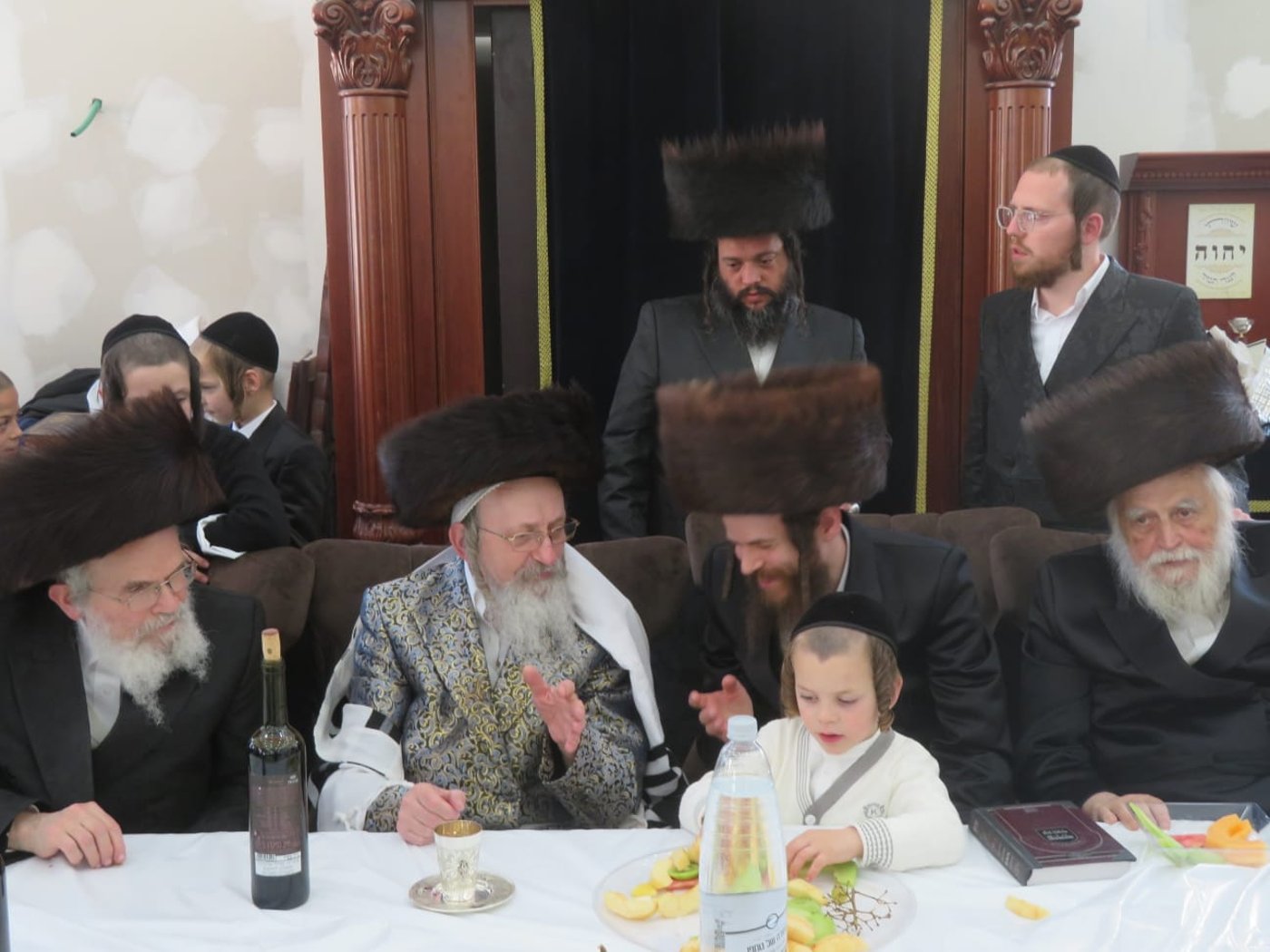 הגאון רבי מאיר כץ, לצד האדמו"ר מקאליש, יממה לפני ההתמטטות, בשמחת ברית לנכדו