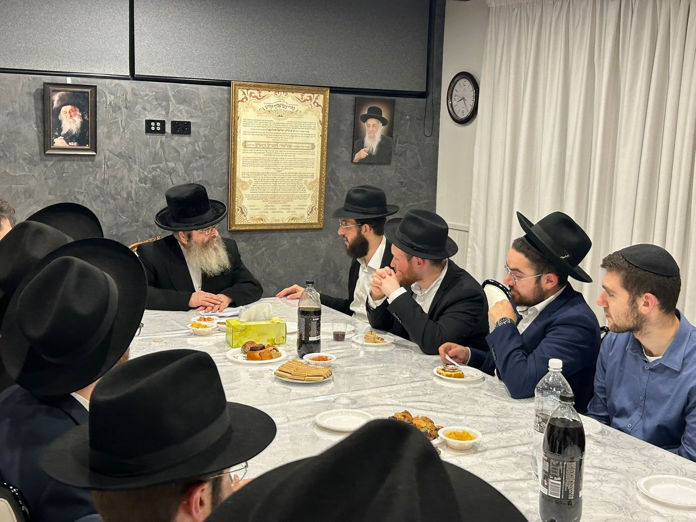 הגה"צ רבי שלמה קאהן גאב"ד מלברון, במסירת שיעור בביתו