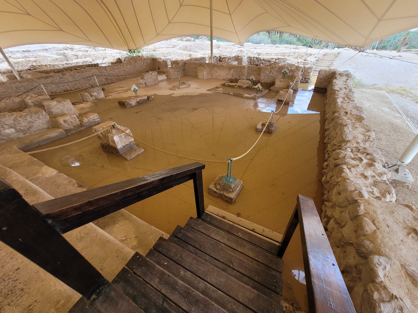 נזקים לאחר השיטפון בבית הכנסת העתיק בגן הלאומי עין גדי