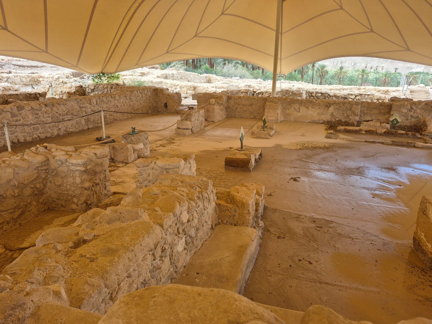 נזקים לאחר השיטפון בבית הכנסת העתיק בגן הלאומי עין גדי