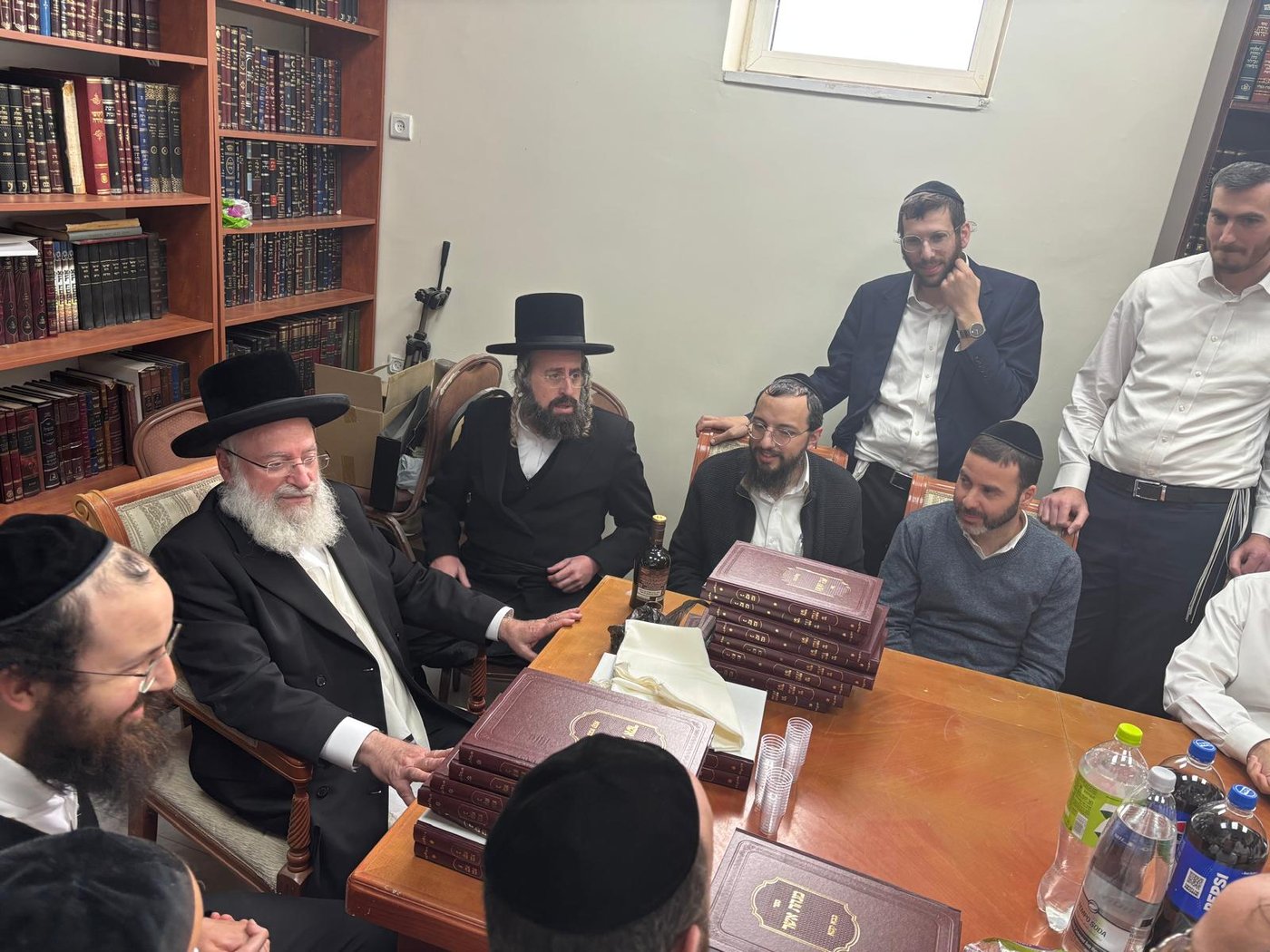 הגר"א וייס במעמד 'לחיים' לרגל הוצאת ספרו מנחת אשר חלק ל"ה