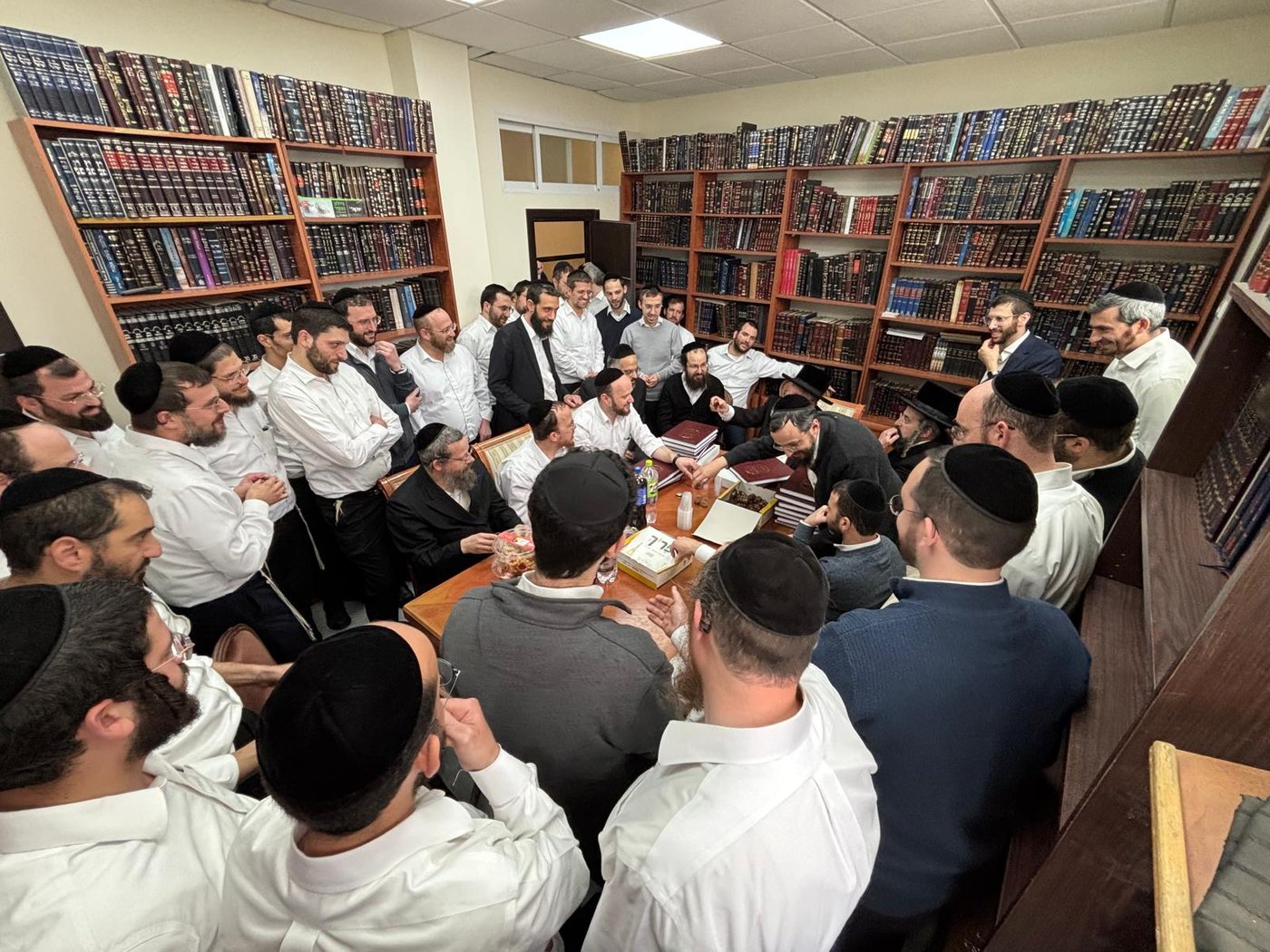 הגר"א וייס במעמד 'לחיים' לרגל הוצאת ספרו מנחת אשר חלק ל"ה