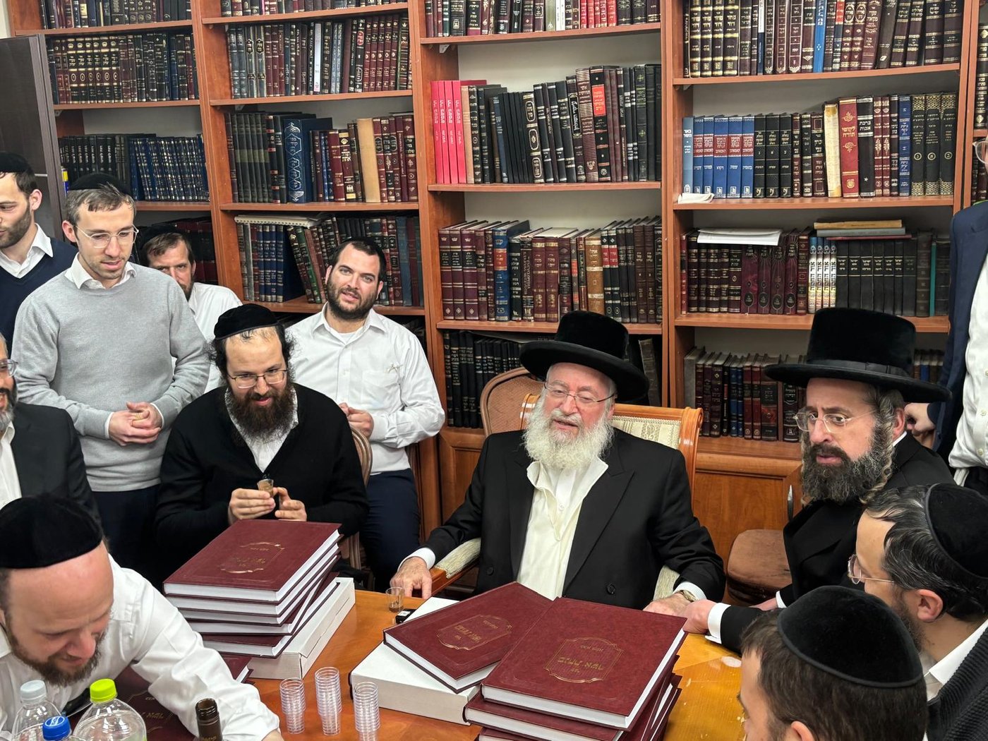 הגר"א וייס במעמד 'לחיים' לרגל הוצאת ספרו מנחת אשר חלק ל"ה