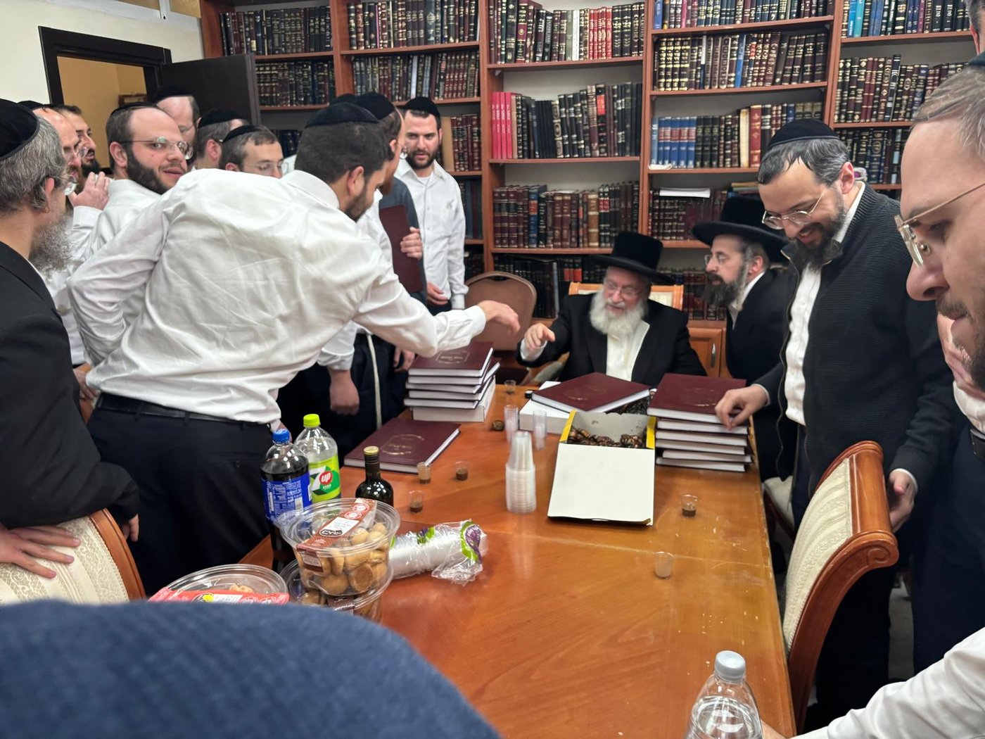 הגר"א וייס במעמד 'לחיים' לרגל הוצאת ספרו מנחת אשר חלק ל"ה