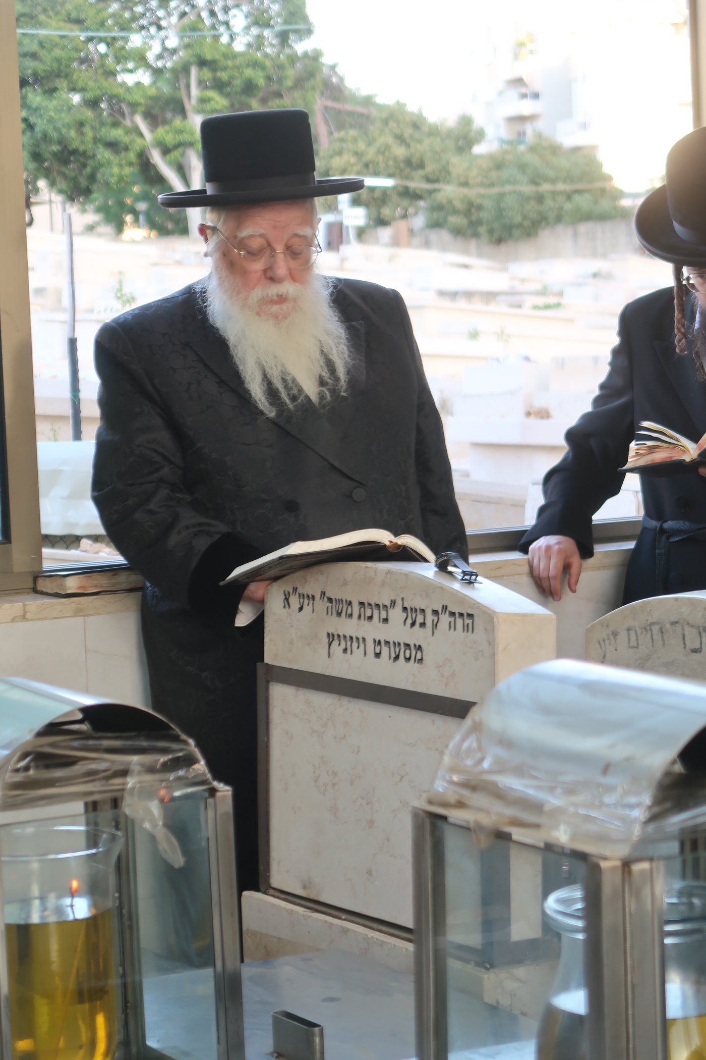 האדמו"ר משאץ ויז'ניץ בתפילה בבית העלמין בבני ברק