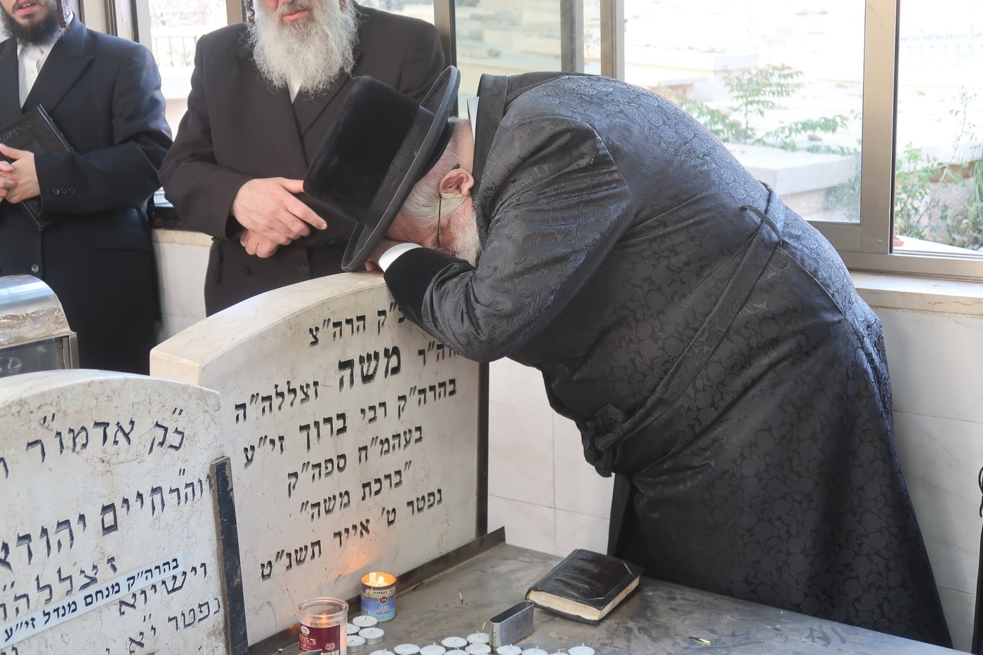 האדמו"ר משאץ ויז'ניץ בתפילה בבית העלמין בבני ברק