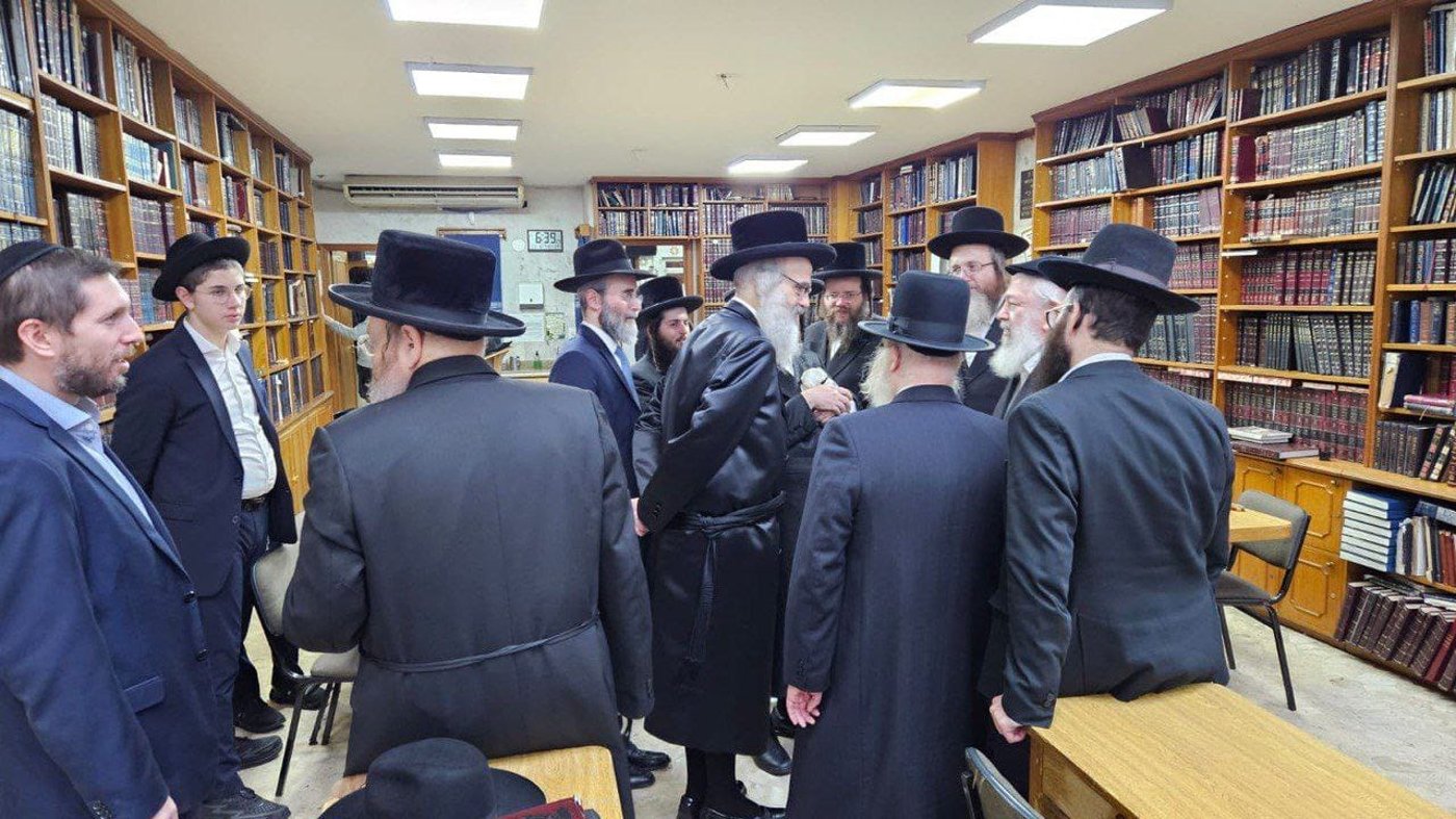 האדמו"ר מויז'ניץ בית שמש בתפילת ערבית וספירת העומר בברזיל