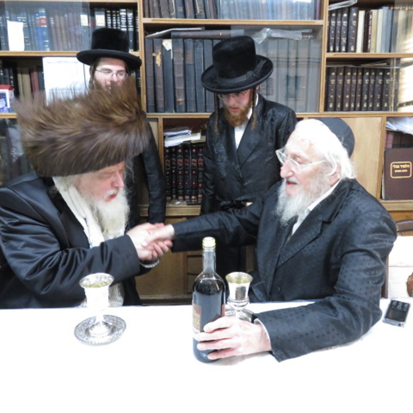 האדמו"ר ממבקשי אמונה בביקור אצל הגר"א לוי