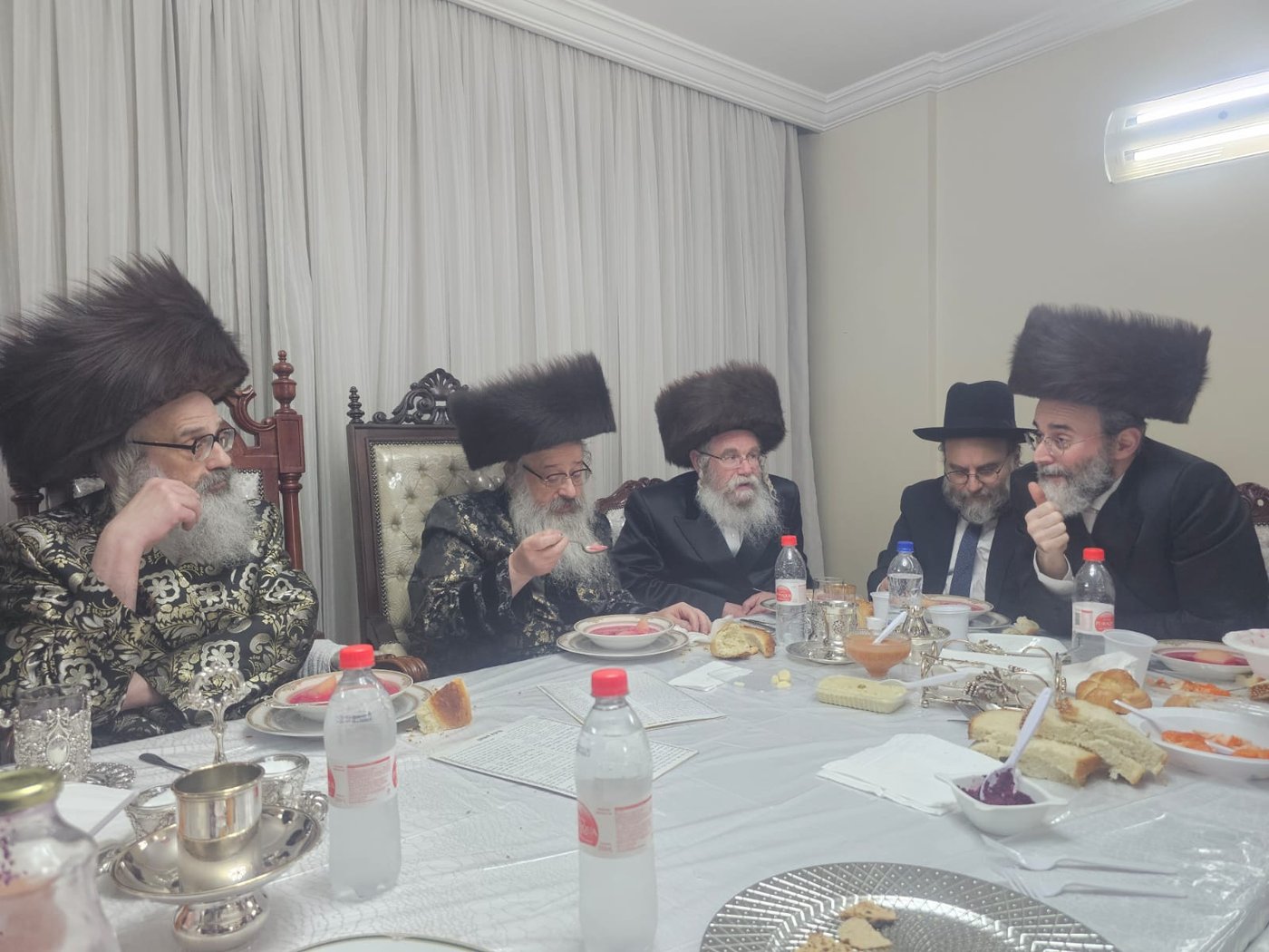 האדמו"ר מויז'ניץ בית שמש במלווה מלכה בברזיל