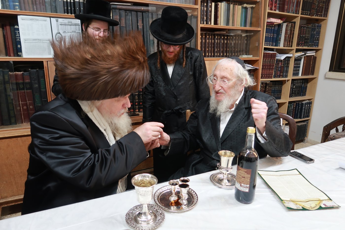 האדמו"ר ממבקשי אמונה בביקור אצל הגר"א לוי