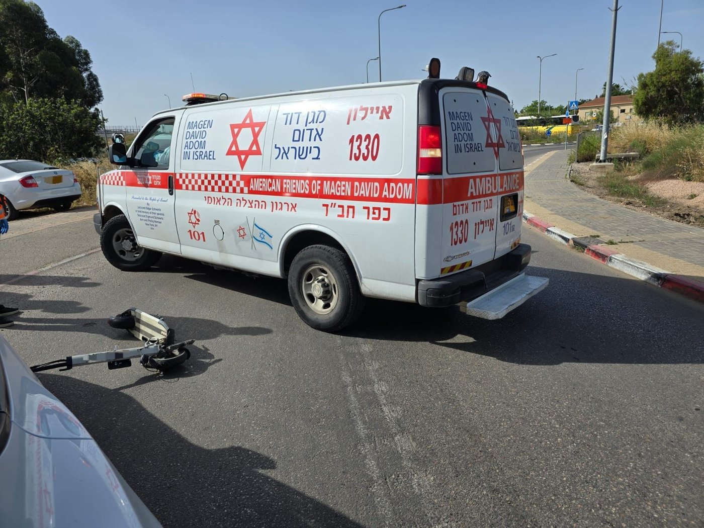 רוכב הקורקינט התרסק על הטסלה בכפר חב"ד, וזו התוצאה
