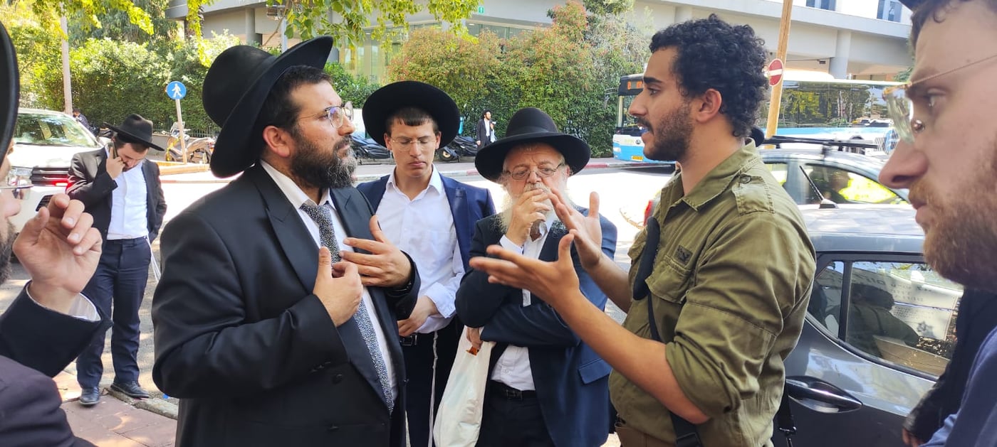 מפגינים חרדים בתל השומר