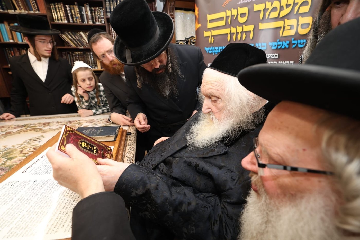 פוסק הדור, מרא דארעא קדישא, הגאון רבי משה שטרנבוך התרגש בשעת סיום ספר הזוהר הקדוש