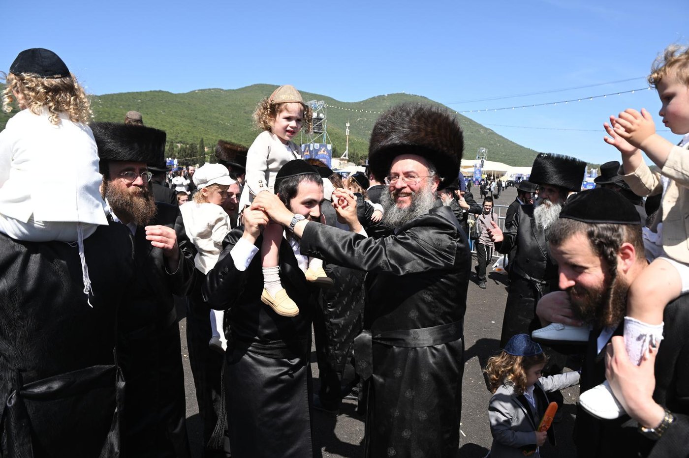 ילדי החלאקה בריקוד עם הוריהם ברחבת ציון הרשב״י במירון