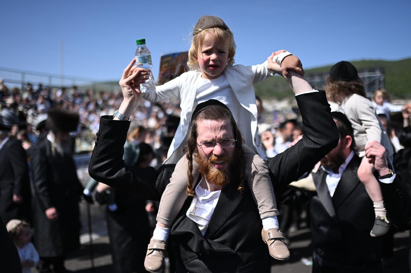 ילדי החלאקה בריקוד עם הוריהם ברחבת ציון הרשב״י במירון