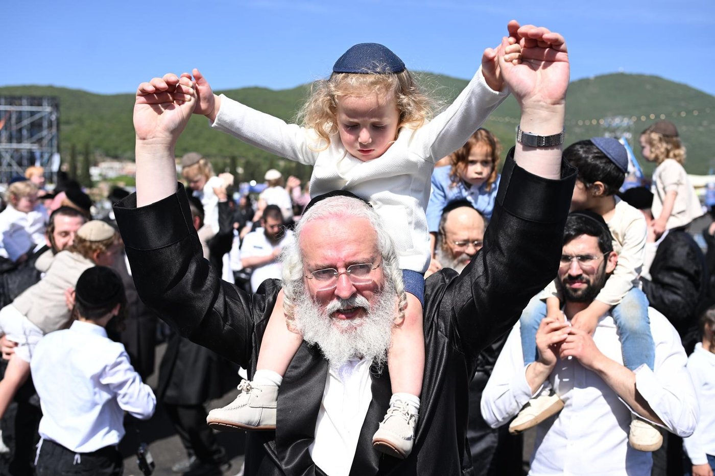 ילדי החלאקה בריקוד עם הוריהם ברחבת ציון הרשב״י במירון