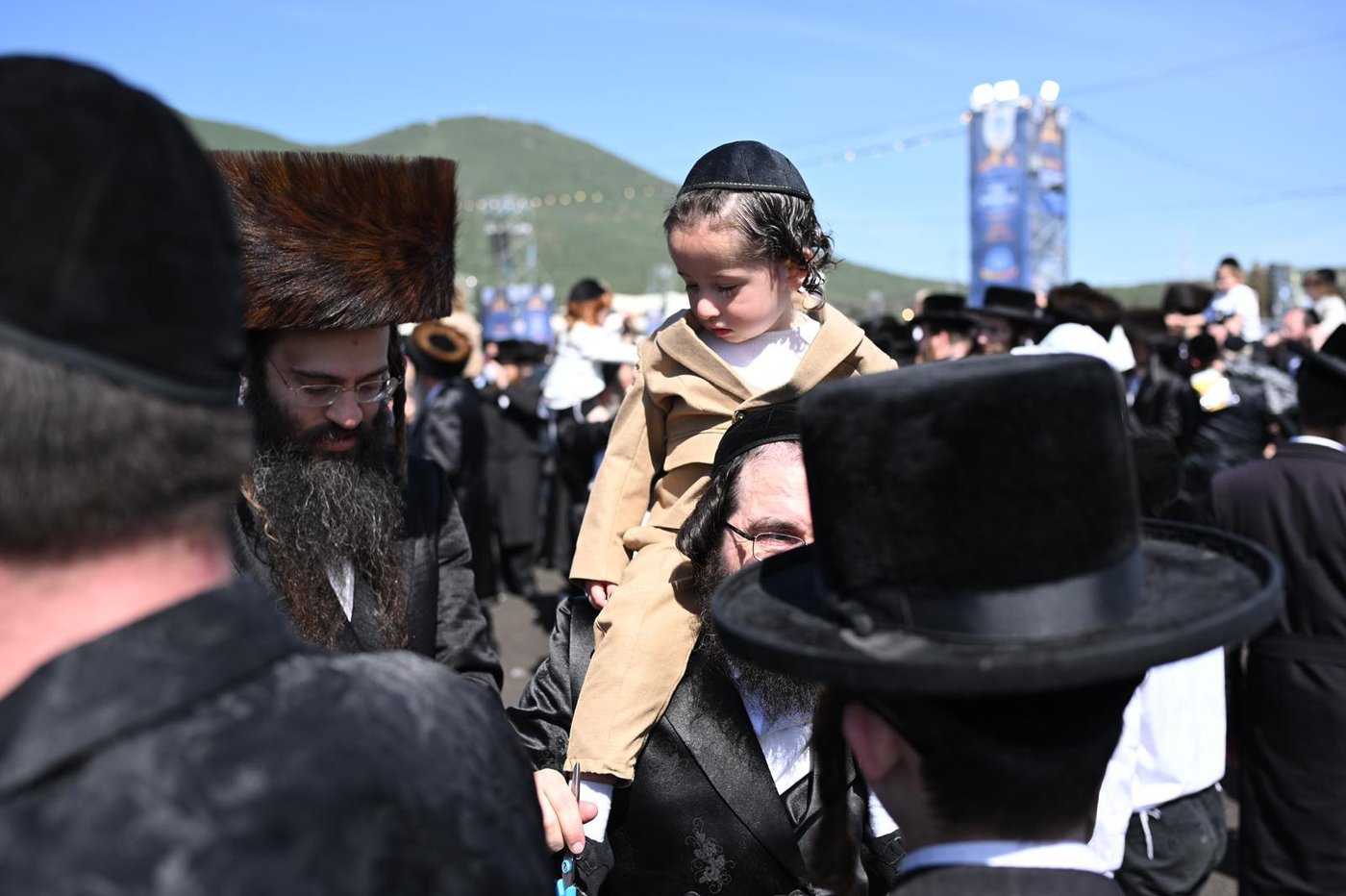ילדי החלאקה בריקוד עם הוריהם ברחבת ציון הרשב״י במירון