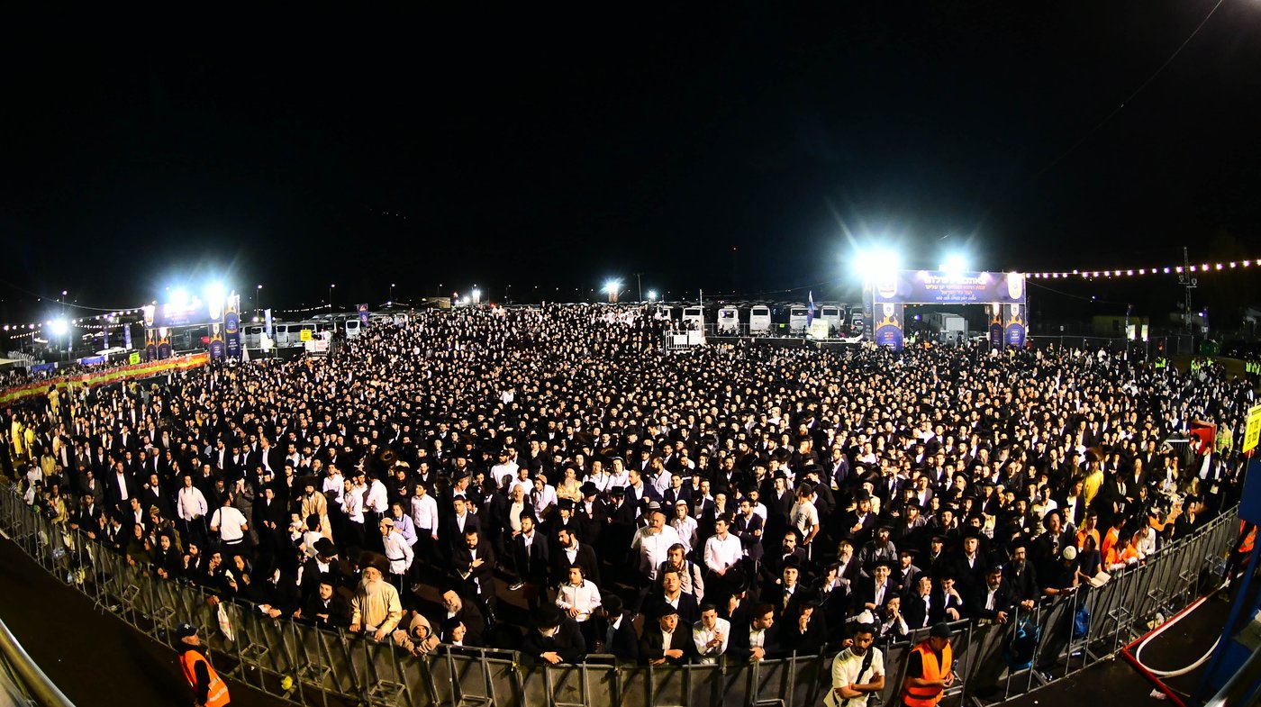 האדמו"ר מתולדות אברהם יצחק בהדלקה ל"ג בעומר