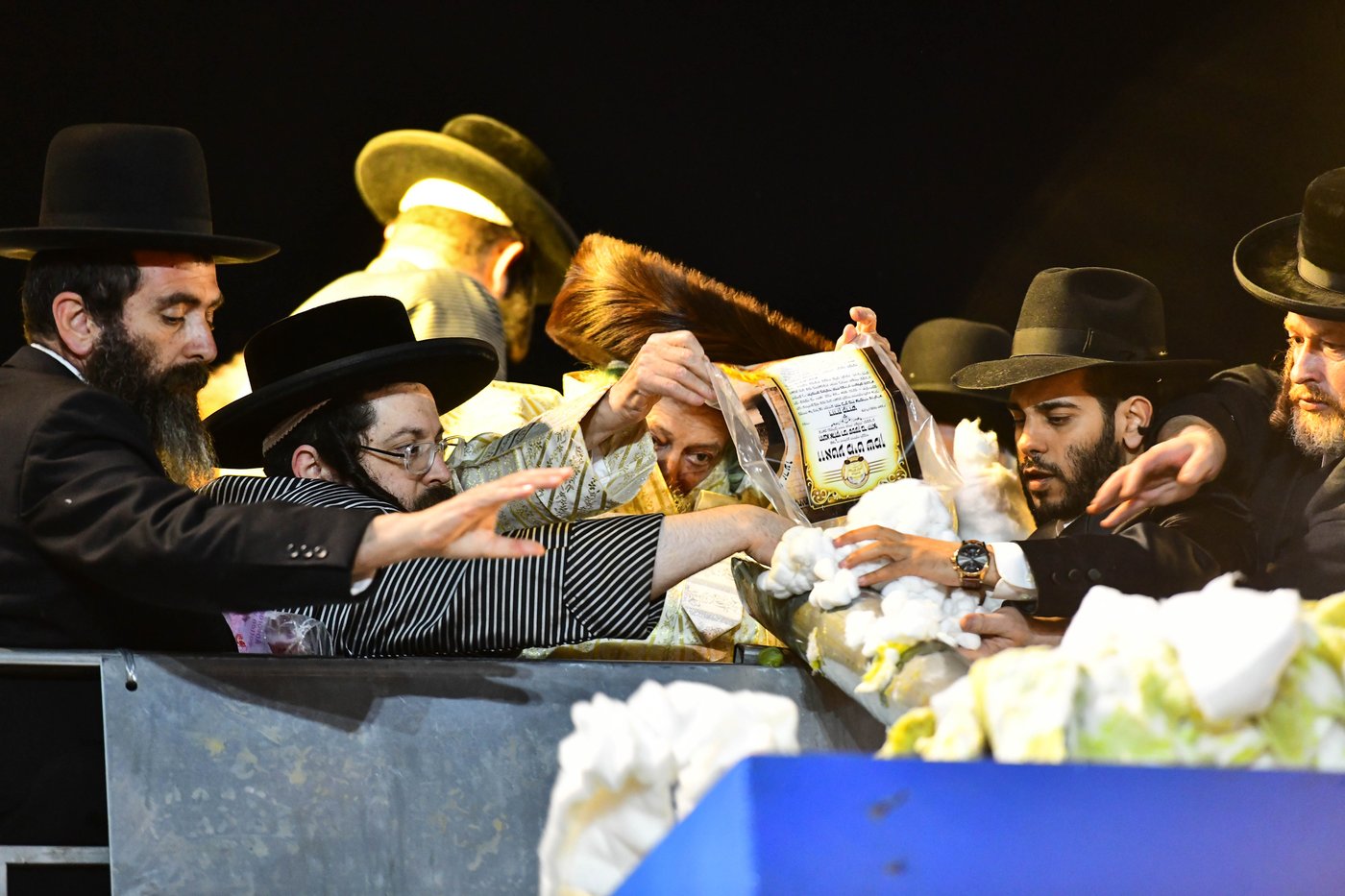 האדמו"ר מתולדות אברהם יצחק בהדלקה ל"ג בעומר