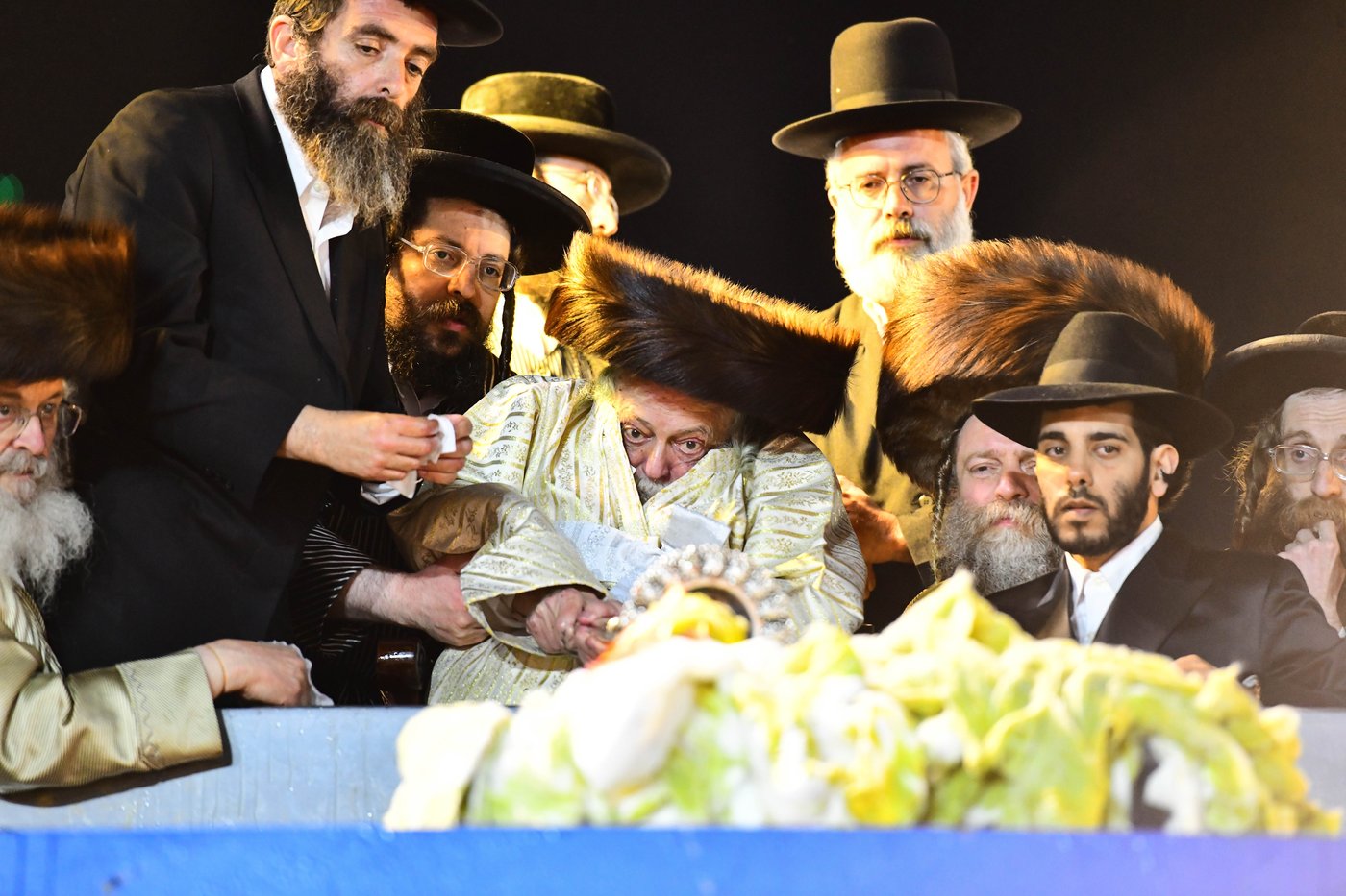 האדמו"ר מתולדות אברהם יצחק בהדלקה ל"ג בעומר
