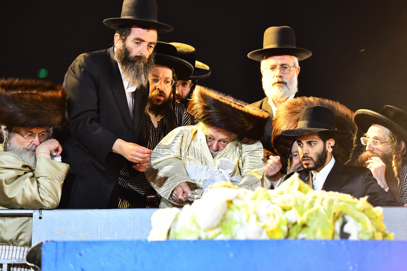 האדמו"ר מתולדות אברהם יצחק בהדלקה ל"ג בעומר
