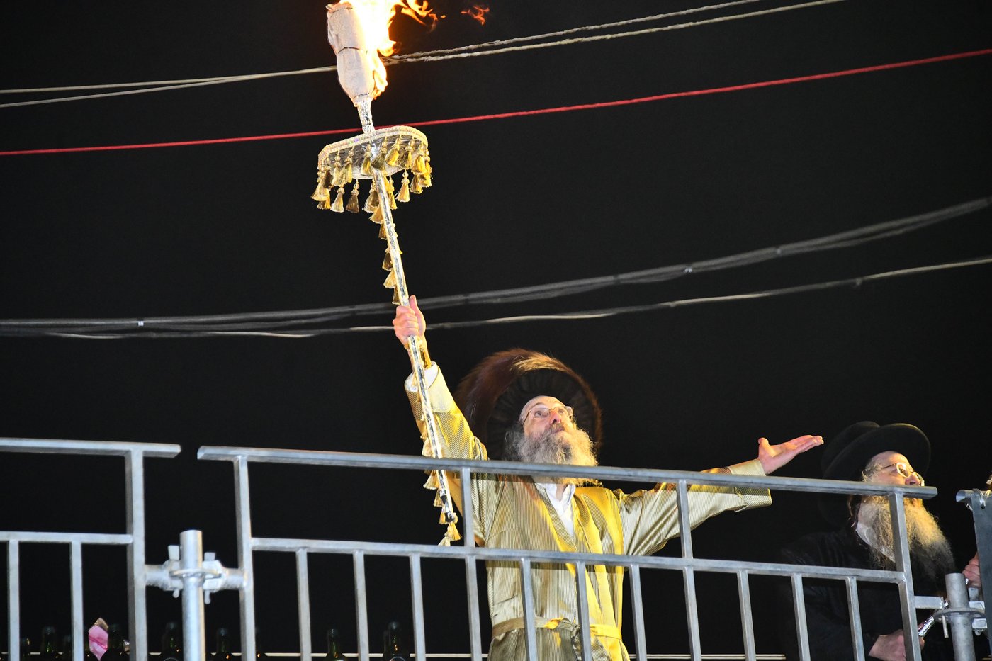 הרה"צ רבי אלימלך בידרמן בהדלקה ל"ג בעומר