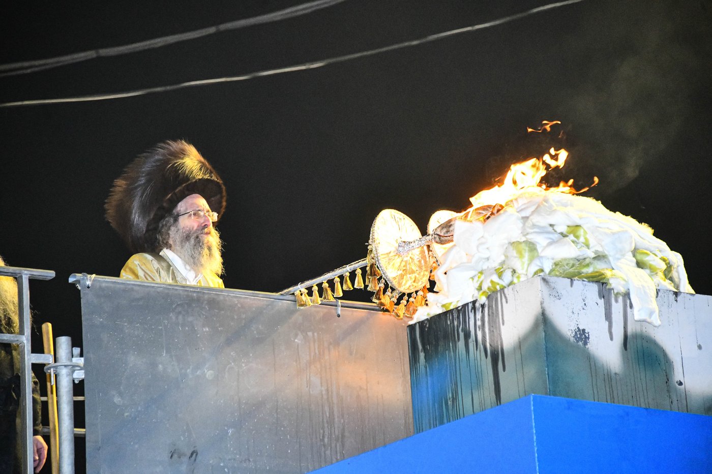 הרה"צ רבי אלימלך בידרמן בהדלקה ל"ג בעומר