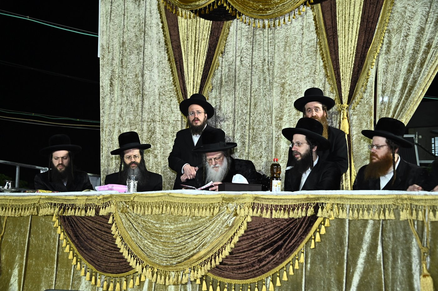 האדמו"ר ממודז'יץ בהדלקה ל"ג בעומר