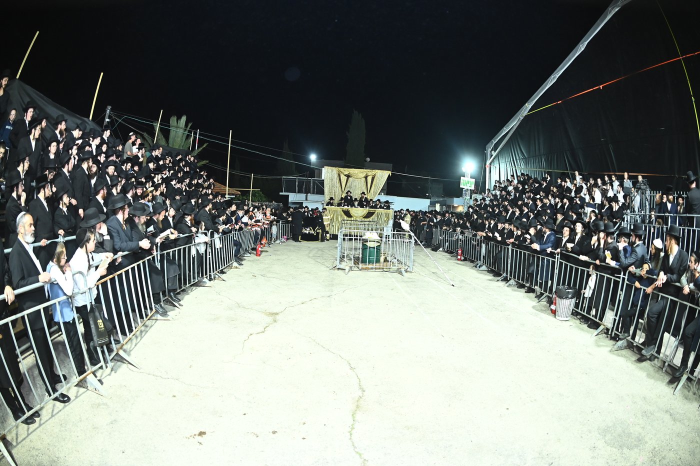 האדמו"ר ממודז'יץ בהדלקה ל"ג בעומר