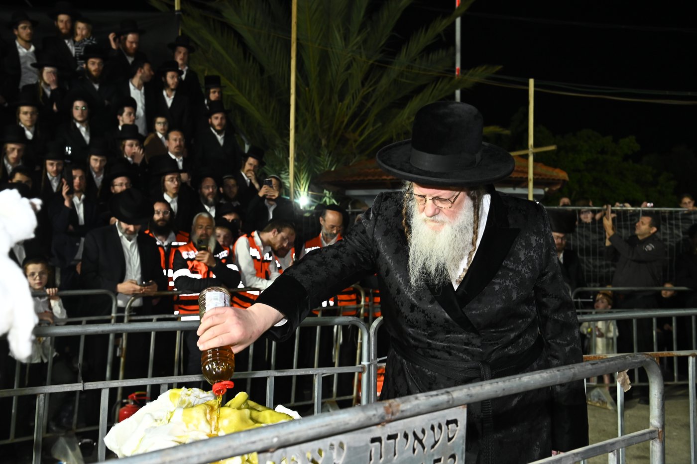 האדמו"ר ממודז'יץ בהדלקה ל"ג בעומר