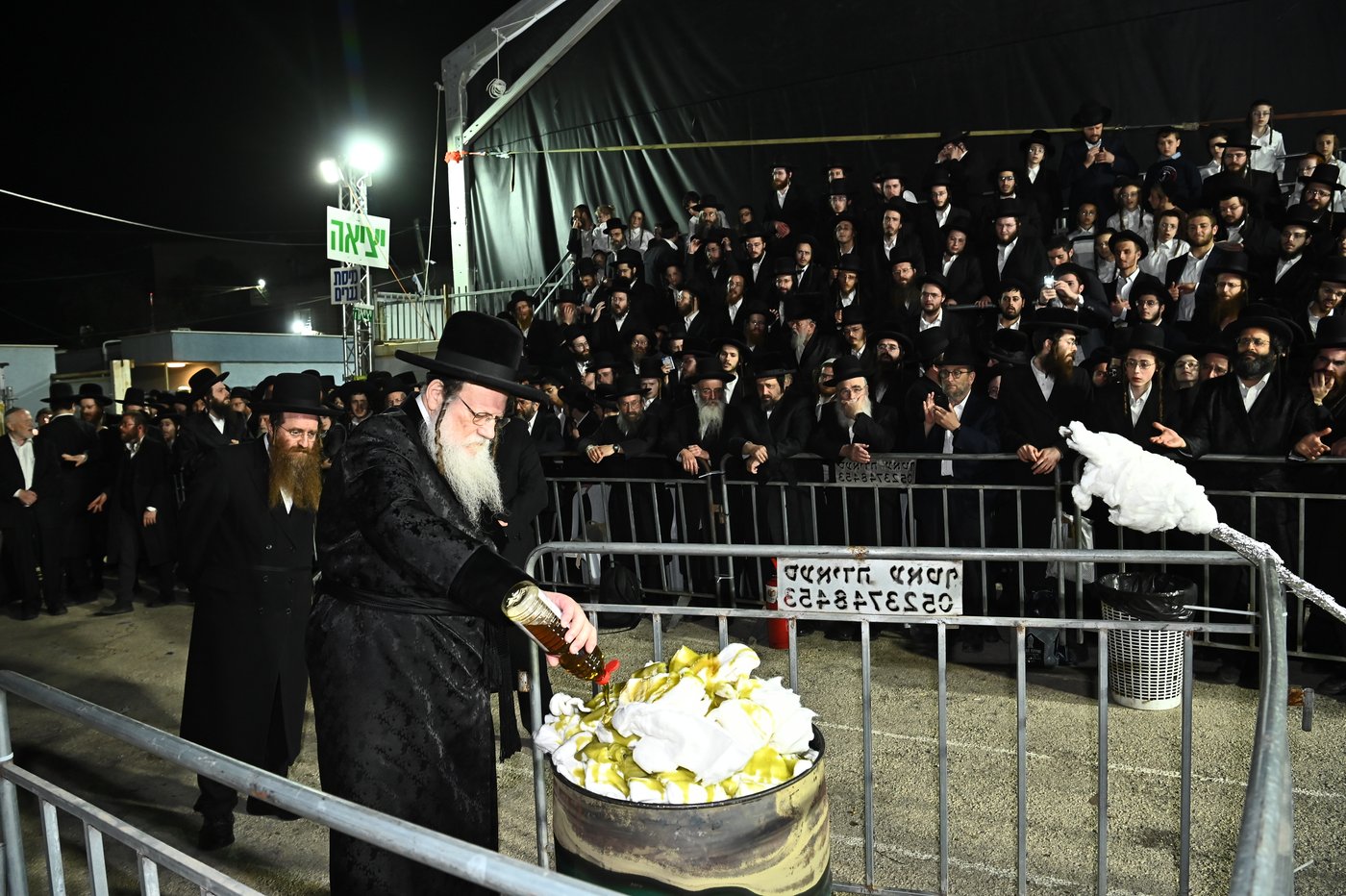האדמו"ר ממודז'יץ בהדלקה ל"ג בעומר