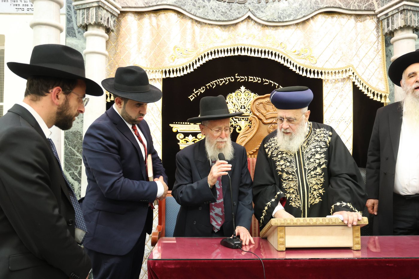 הראשל''צ הגאון רבי יצחק יוסף, בשיעורו השבועי בבית הכנסת היזדים