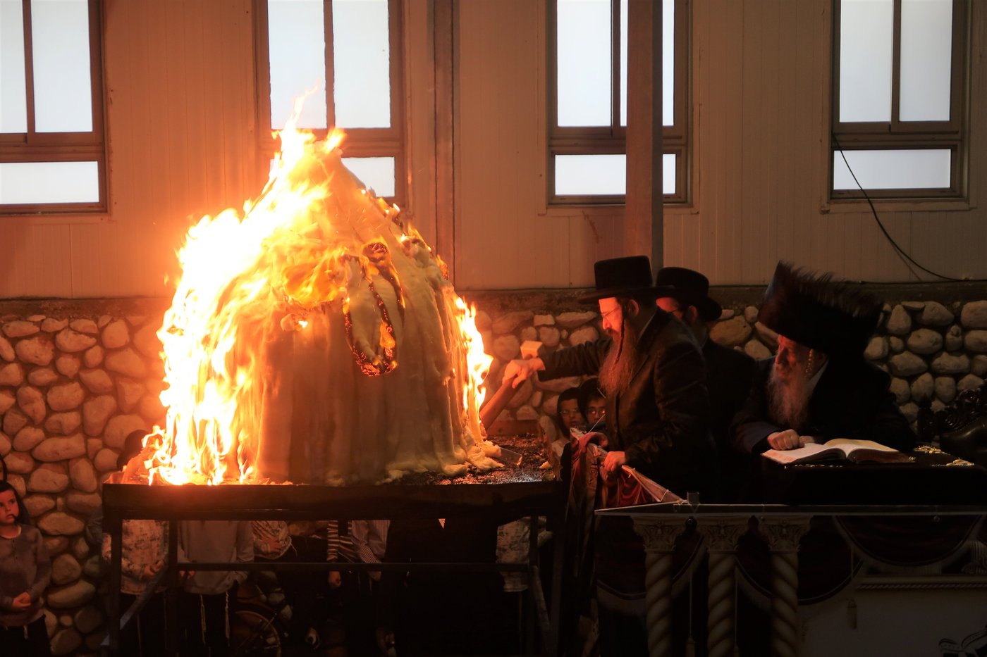 מעמד ההדלקה בחצה"ק טשארנאביל