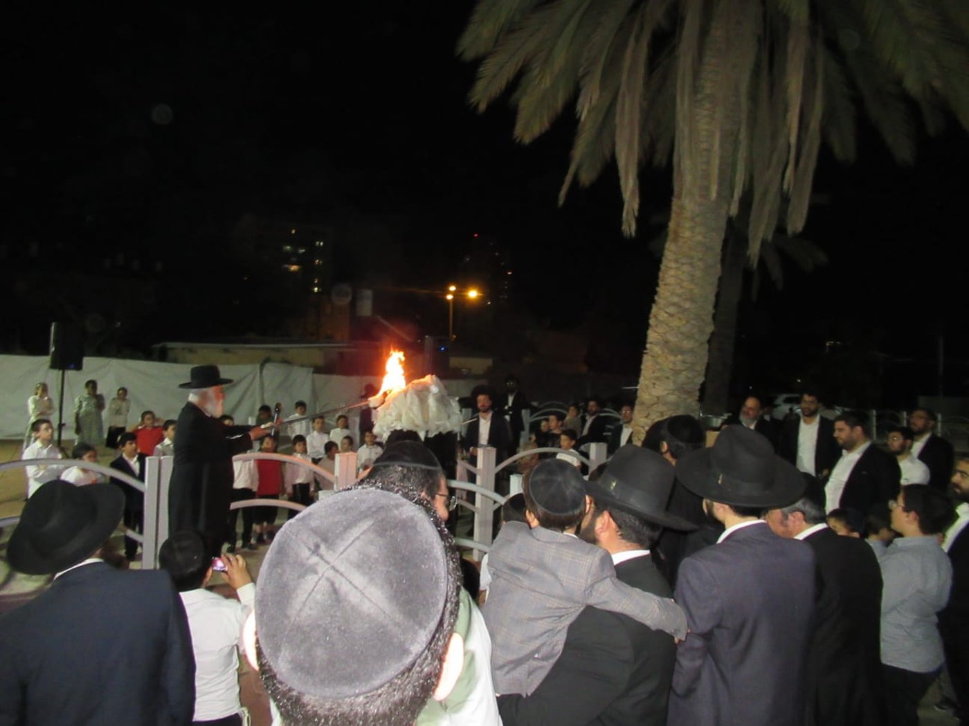 הגאון רבי אברהם מאמאן בהדלקה ל"ג בעומר