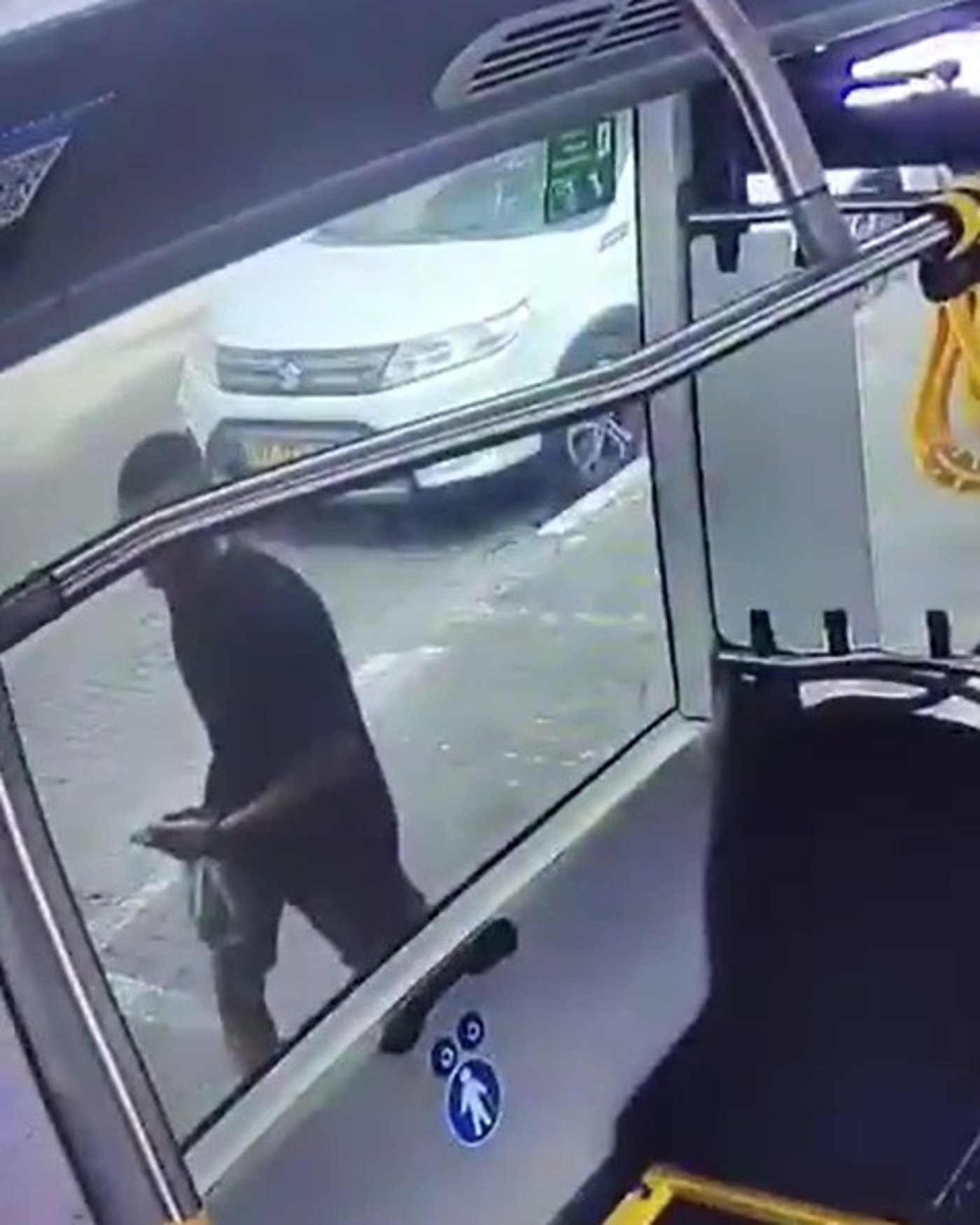 היורק לאחר שנמלט מהאוטובוס