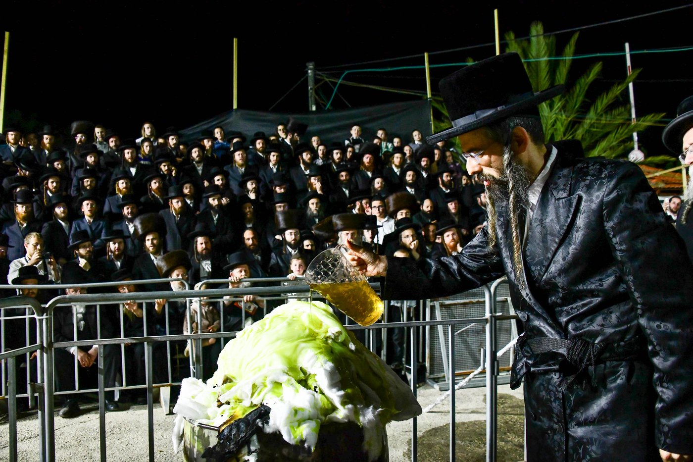 ל"ג בעומר בחצה"ק זוויעהיל