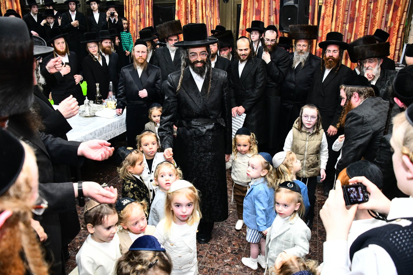 ל"ג בעומר בחצה"ק זוויעהיל