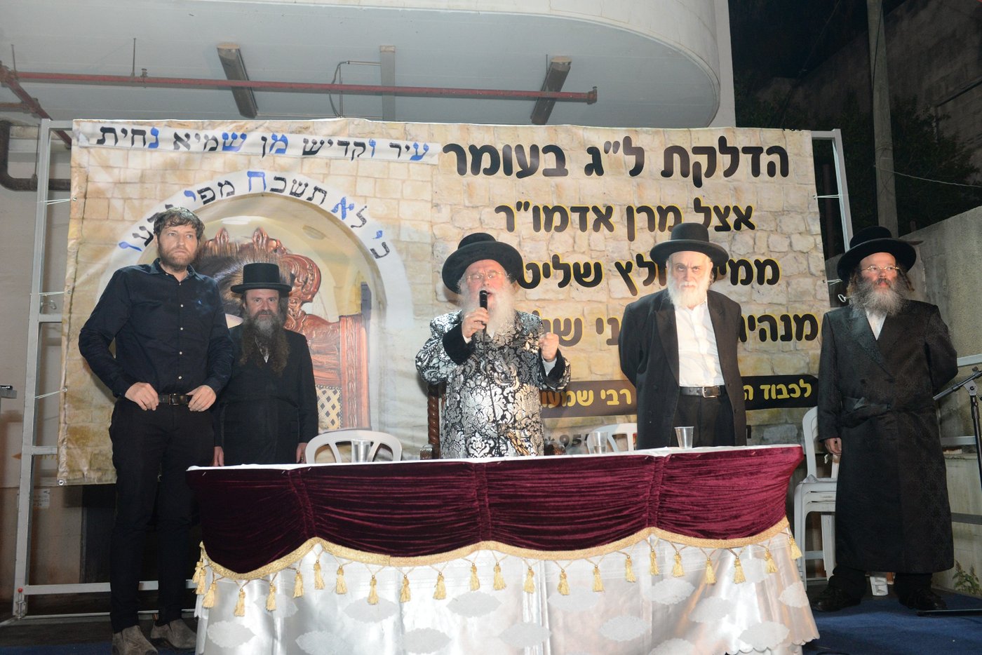 הדלקת ל"ג בעומר הגדולה, אצל האדמו"ר ממישקולץ – מנהיגה הרוחני של פתח תקוה