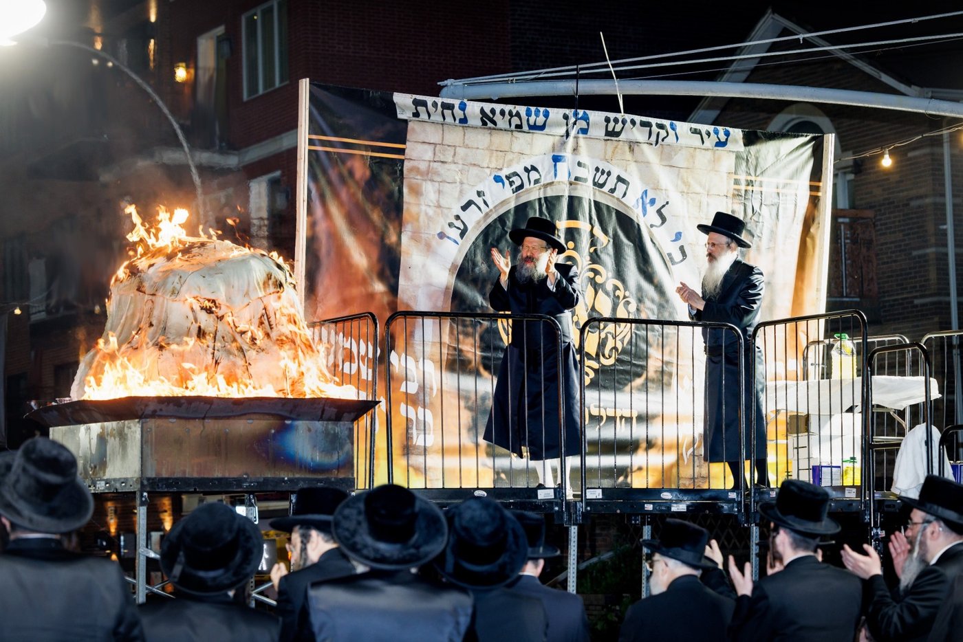 מעמד ההדלקה ע"י האדמו"ר מבאבוב - 45 ליל ל"ג בעומר