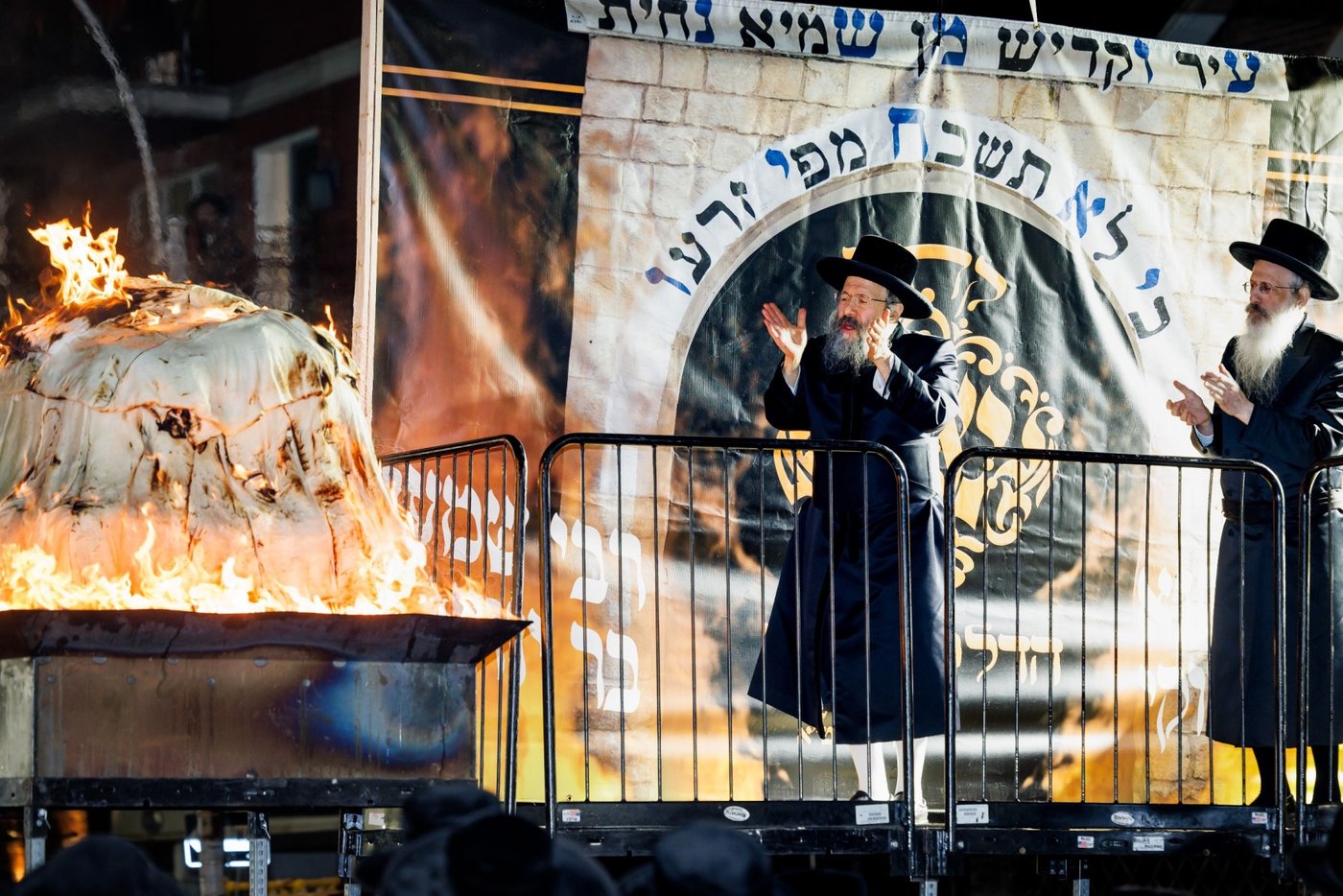 מעמד ההדלקה ע"י האדמו"ר מבאבוב - 45 ליל ל"ג בעומר