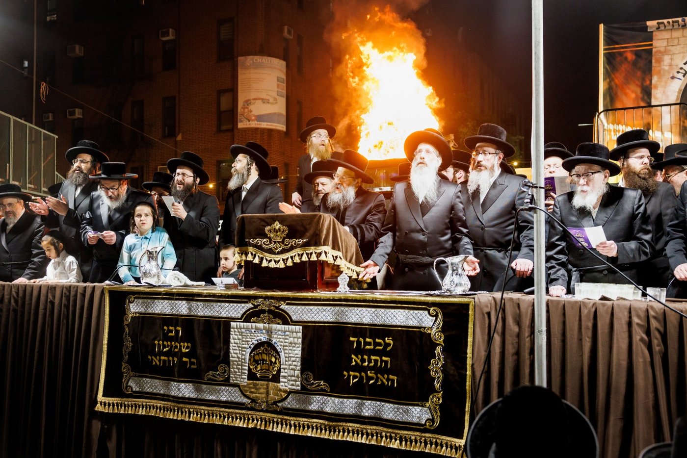 מעמד ההדלקה ע"י האדמו"ר מבאבוב - 45 ליל ל"ג בעומר